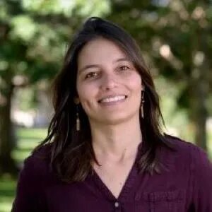 Dr. Bia Villas Boas headshot