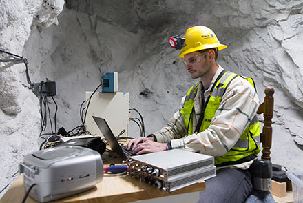 PhD candidate Dakota Keblbeck works in the Subatomic<br />
Particle Hideout in Edgar Experimental Mine, where the<br />
underground space provides a stable environment for sensitive