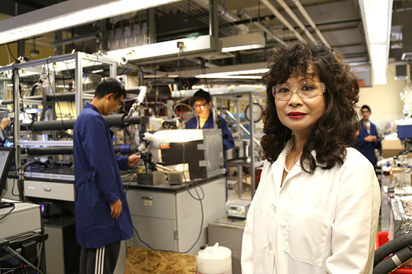 Carolyn Koh in lab