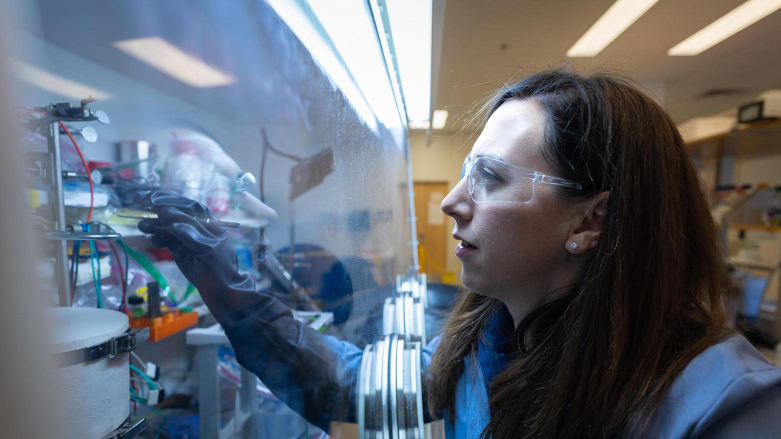 radiochemistry-lab-jenifer-shafer-260219-001-tm_1 Colorado School of Mines radiochemistry researcher Jenifer Shafer performs experiments in a lab.